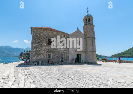 Perast, Montenegro - 10. Juni. 2019: Kirche Unserer Lieben Frau von Felsen auf der Insel Gospa od Skrpjela. Stockfoto