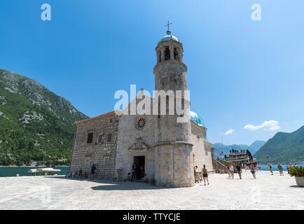 Perast, Montenegro - 10. Juni. 2019: Kirche Unserer Lieben Frau von Felsen auf der Insel Gospa od Skrpjela. Stockfoto