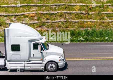 Lange weiße Big Rig Semi Truck mit hoher Kabine für LKW-Fahrer Komfort und reduzieren trailer Aerodynamik Transport von kommerziellen Ladung, die auf dem Stockfoto