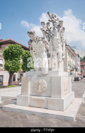 CARRARA, Italien - 16. Juni 2019: Das Denkmal bei der Arbeit an der Piazza San Francesco zu gefallen Quarrymen Stockfoto