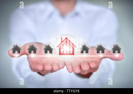Geschäftsmann holding Haus Symbol in der Hand, Zeichen home ownership Konzept kreative Diagramm Stockfoto