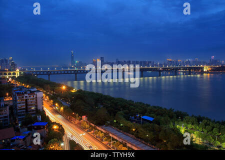 Nachtansicht des Yangtze River Bridge in Wuhan Stockfoto