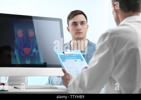 Medizinisches Konzept. Arzt ausfüllen und im Gespräch mit Patienten Stockfoto