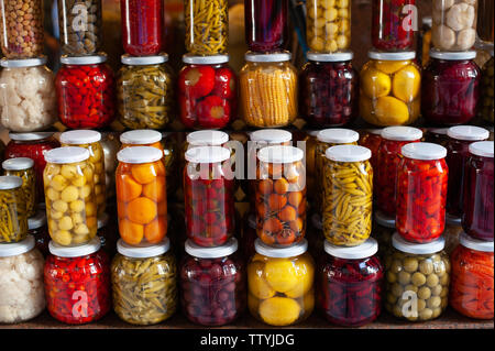 Bunte Gläser mit Türkischem Turşu, eingelegtes Gemüse für den Verkauf in einem Bazar in Istanbul, Türkei. Stockfoto