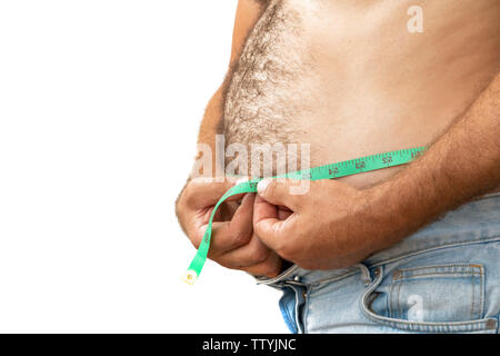 Ein Mann Maßnahmen seinen dicken Bauch mit einem Maßband. auf einem weißen Hintergrund. Stockfoto