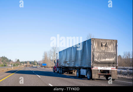 Tag cab red Classic beliebten leistungsstarke Industrial Grade Big Rig Semi Truck Transport von kommerziellen Ladung in schwarz abgedeckt Auflieger, die auf die St Stockfoto