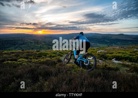 Ein Mann reitet ein ebike vom Gipfel des Blorenge in die Brecon Beacons, in der Nähe von Abergavenny, Monmouthshire, Wales. Mountainbiken Wales. Stockfoto