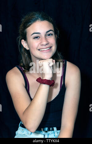 Lächelnd Teenager Girl cool und lässig in der Nacht suchen. Stockfoto