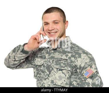 Soldat Gespräch am Handy auf weißem Hintergrund Stockfoto
