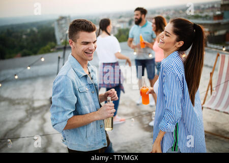 Glückliches Paar Getränken und Balkon. Stockfoto