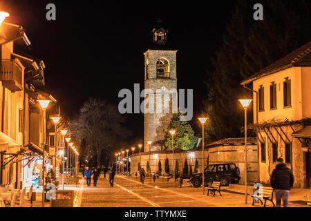 Main Street mit einer Kirche Turm Stockfoto