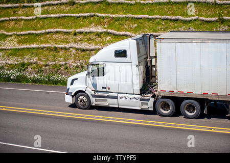 Lange weiße Big Rig Semi Truck mit hoher Kabine für LKW-Fahrer Komfort und reduzieren trailer Aerodynamik Transport von kommerziellen Ladung, die auf dem Stockfoto