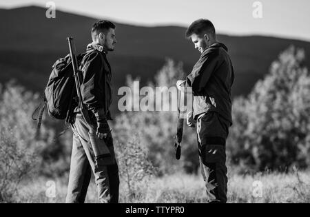 Jagd Fähigkeiten und Waffen Ausrüstung. Wie schalten Sie die Jagd in Hobby. Die Freundschaft der Männer Jäger. Die Streitkräfte. Camouflage. Militär ist. Mann Jäger mit Gewehr Pistole. Boot Camp. militärische Operation. Stockfoto