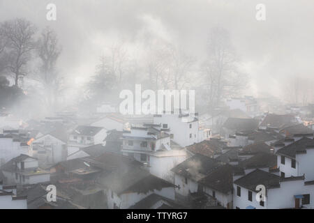 Rauch, Nebel um Stein Stadt. Stockfoto