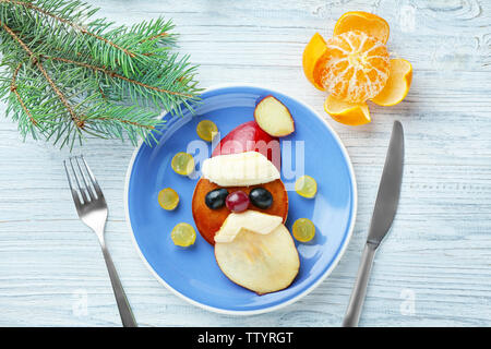 Mit kreativen hausgemachte Pfannkuchen auf hölzernen Tischplatte Stockfoto