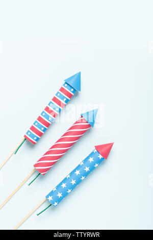 4. Juli Feuerwerk. USA-Flagge Style Rockets auf blauem Hintergrund der Ansicht von oben. Independence Day Feier Böller. Stockfoto