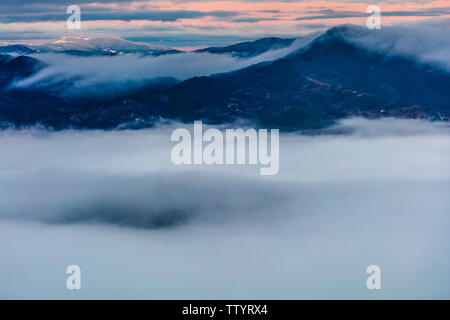 Schicht von Wolken in den Bergen Schlucht bei Winter morgen Stockfoto