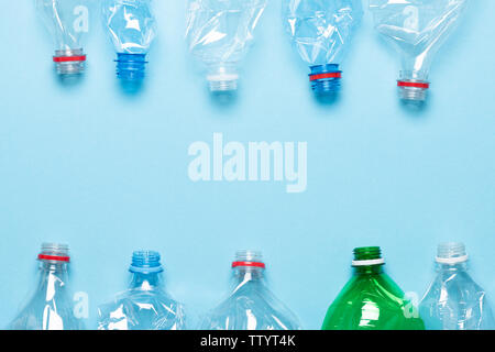 Plastikflaschen auf blauem Hintergrund der Ansicht von oben. Recycling von Kunststoffabfällen Verschmutzung Konzept Vorlage. Stockfoto