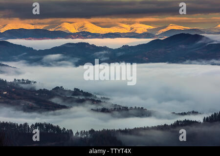 Schicht von Wolken in den Bergen Schlucht bei Winter morgen Stockfoto