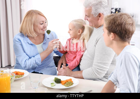 Glückliche Familie zu Mittag essen, in der Küche Stockfoto