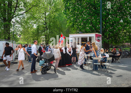 Norweger sehen im Sommer Norweger an einem Yoghurt Stall im Olaf Ryes Plass Park im Grunerlokka Gebiet von Oslo, Norwegen Schlange. Stockfoto