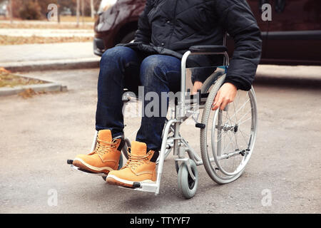 Mann im Rollstuhl vor seinem Auto Stockfoto