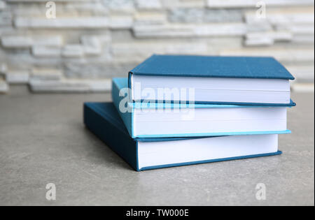 Stapel der neue gebundene Bücher auf grau Tabelle Stockfoto