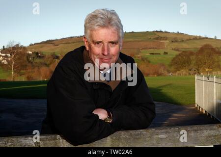 Edward Gillespie OBE DL, ehemaliger Geschäftsführer der Cheltenham Racecourse, vor kurzem ernannten Lord-Lieutenant von Gloucestershire, dargestellt in Gotheri Stockfoto