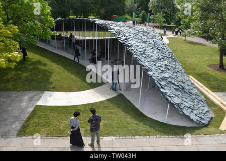 London, Großbritannien. Juni, 2019 18. Serpentine Gallery Sommer Pavillon drücken Sie auf Vorschau, 19. jährlichen Bauausstellung für Pavillon neben der Serpentine Gallery, der von dem japanischen Architekten Junya Ishigami entworfen und von Dächern auf der ganzen Welt inspiriert, in der Serpentine Gallery in London, Großbritannien, 18. Juni 2019 Credit: Nils Jorgensen/Alamy Leben Nachrichten angezeigt Stockfoto