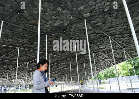 London, Großbritannien. Juni, 2019 18. Serpentine Gallery Sommer Pavillon drücken Sie auf Vorschau, 19. jährlichen Bauausstellung für Pavillon neben der Serpentine Gallery, der von dem japanischen Architekten Junya Ishigami entworfen und von Dächern auf der ganzen Welt inspiriert, in der Serpentine Gallery in London, Großbritannien, 18. Juni 2019 Credit: Nils Jorgensen/Alamy Leben Nachrichten angezeigt Stockfoto
