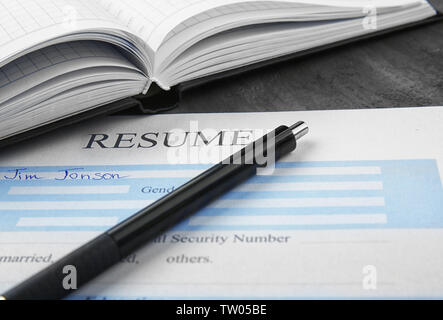 Mit Stift und Notizbuch auf Tisch fortsetzen, Nahaufnahme Stockfoto