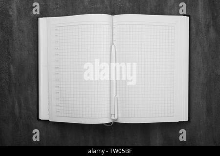 Notebook auf Farbe Hintergrund öffnen Stockfoto
