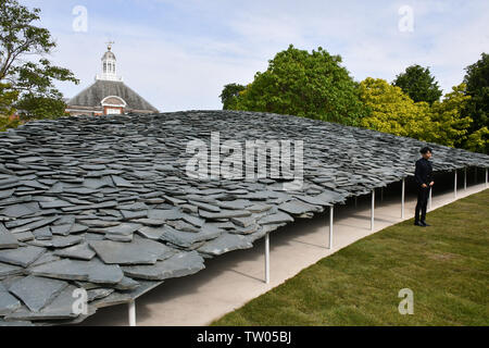 London, Großbritannien. Juni, 2019 18. Serpentine Gallery Sommer Pavillon drücken Sie auf Vorschau, 19. jährlichen Bauausstellung für Pavillon neben der Serpentine Gallery, der von dem japanischen Architekten Junya Ishigami entworfen und von Dächern auf der ganzen Welt inspiriert, in der Serpentine Gallery in London, Großbritannien, 18. Juni 2019 Credit: Nils Jorgensen/Alamy Leben Nachrichten angezeigt Stockfoto