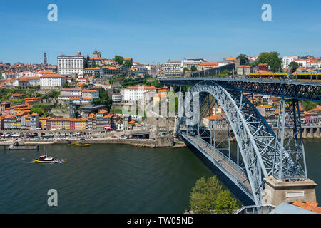 Porto, Portugal und die Dom Luis Brücke und den Fluss Douro. Stockfoto