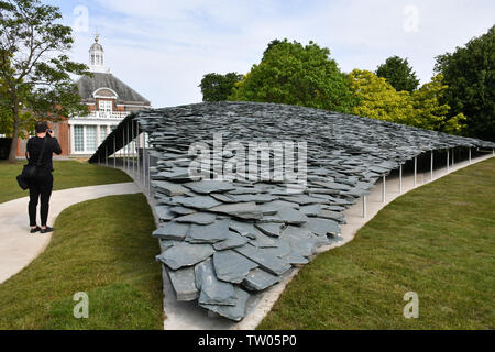 London, Großbritannien. Juni, 2019 18. Serpentine Gallery Sommer Pavillon drücken Sie auf Vorschau, 19. jährlichen Bauausstellung für Pavillon neben der Serpentine Gallery, der von dem japanischen Architekten Junya Ishigami entworfen und von Dächern auf der ganzen Welt inspiriert, in der Serpentine Gallery in London, Großbritannien, 18. Juni 2019 Credit: Nils Jorgensen/Alamy Leben Nachrichten angezeigt Stockfoto
