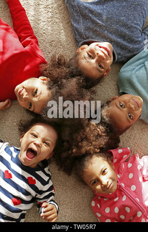 Fünf niedlichen afrikanischen Mädchen liegen auf dem Boden Stockfoto