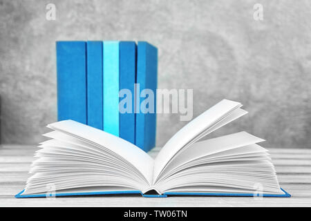 Neues Buch auf hölzernen Tisch Stockfoto
