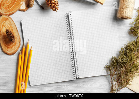 Zusammensetzung der geöffnet Notebook und Dekorationen auf hölzernen Tisch Stockfoto