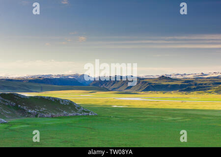 Im Sommer ist die Kaidu Fluss auf der Bayinbrook prairie fließt leise. Stockfoto