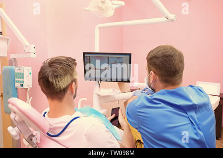 Zahnarzt, Patient Fotos der Zähne auf dem Monitor in der Klinik Stockfoto