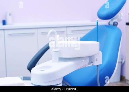 Besondere Ausrüstung in der zahnmedizinischen Zimmer des modernen Klinik Stockfoto