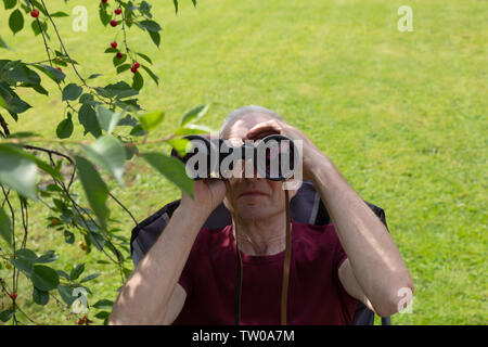 Ein Mann auf der Suche durch das Fernglas Stockfoto