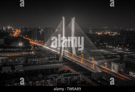 Nachtansicht der Peace Bridge Stockfoto