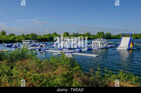 Fairlop, Essex, Großbritannien - 16 Mai 2019: Blick auf die Aqua Bounce floating Hindernisparcours, neu auf den See am Fairlop Gewässern installiert Stockfoto