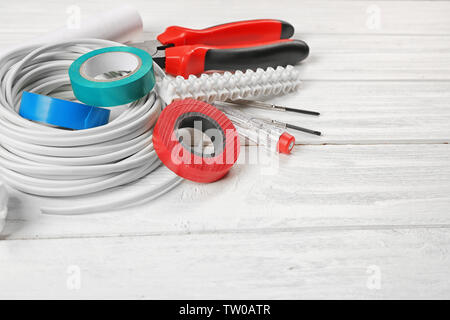 Elektriker Werkzeuge auf weißem Holz- Hintergrund Stockfoto