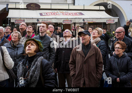 Touristen zu erfassen, indem Sie das Alte Rathaus an der Astronomische Uhr in Prag, oder Prager Orloj, in Prag, Tschechische Republik zu suchen. Stockfoto