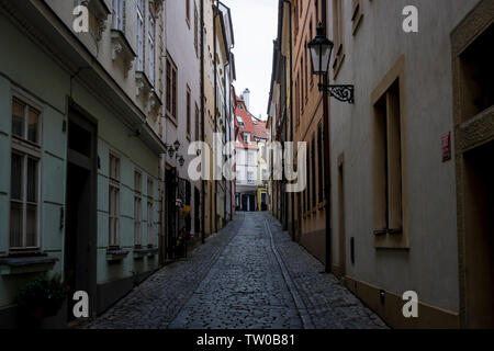 Eine schmale gepflasterte Straße in Prag, Tschechische Republik. Stockfoto