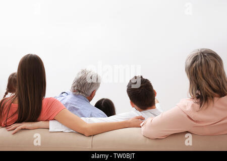 Glückliche Familie Fernsehen auf dem Sofa zu Hause Stockfoto