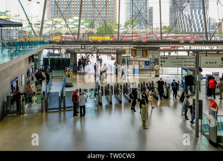 Stratford, London, UK, 16. Mai 2019: Blick auf ticket Halle und Einstiegspunkt, wo Sie in oder aus Ihrer Reise tippen. Stockfoto