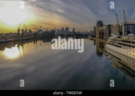 Royal Docks, London, UK - 16. Februar. 2018: Ruhige Schuß bei Sonnenuntergang der Royal Dock genommen und Blick auf Canary Wharf. Schöne noch Wasser und Stockfoto